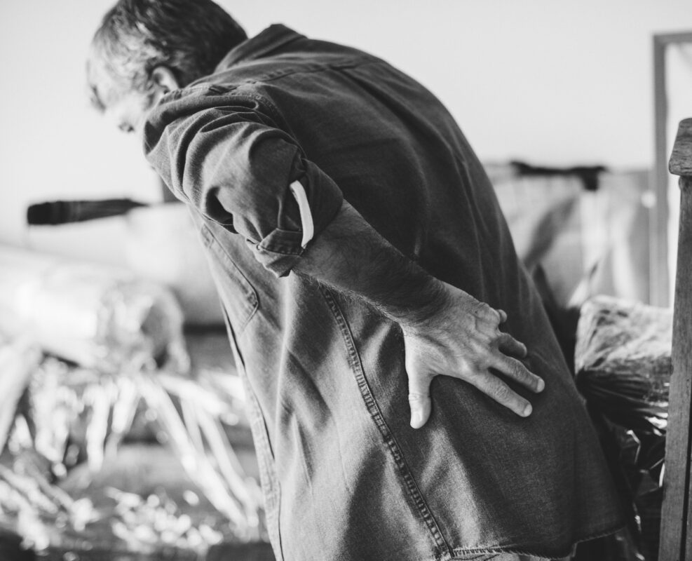 El dolor de espalda en adultos mayores puede afectar la movilidad y la calidad de vida si no se trata a tiempo.